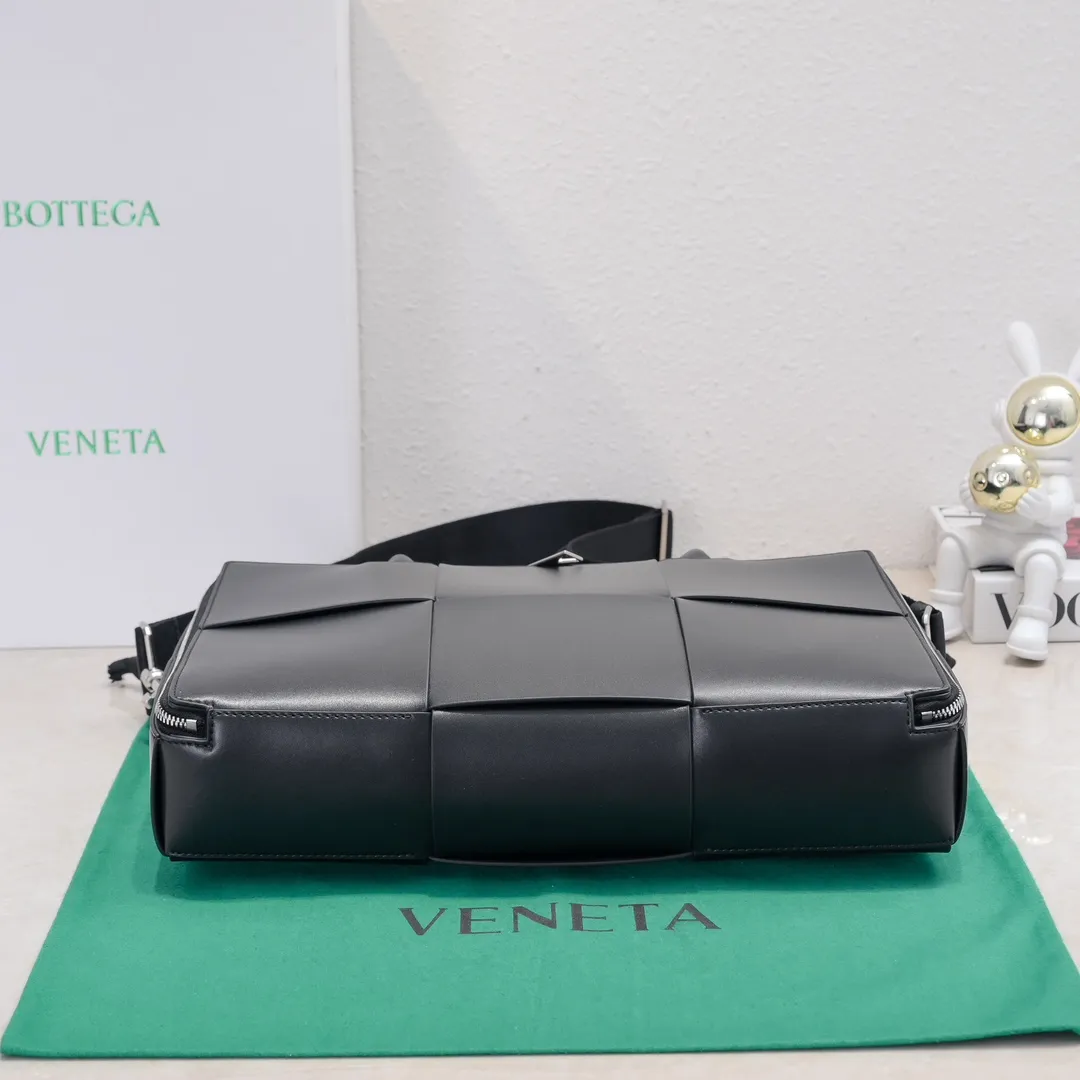 Batch 1880 Bottega Veneta large-lattice men's briefcase. The briefcase is a "value-for-money equipment" that all boys must have as soon as they step out of school. Whether you need to go to the office or go out to discuss business, nothing can better reflect your good taste and financial strength than a simple and elegant briefcase. It can be carried on one shoulder or cross-body to meet your different needs. The capacity is also super 🉑️ Style number: 6801 Size: 36*24*7.5cm